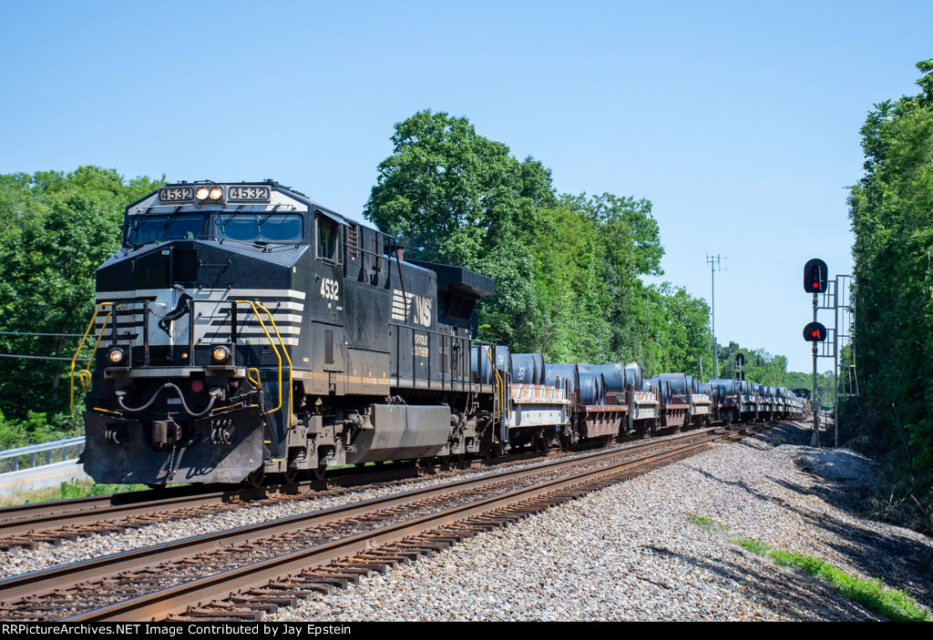 NS 4532 leads 60C south at Mason